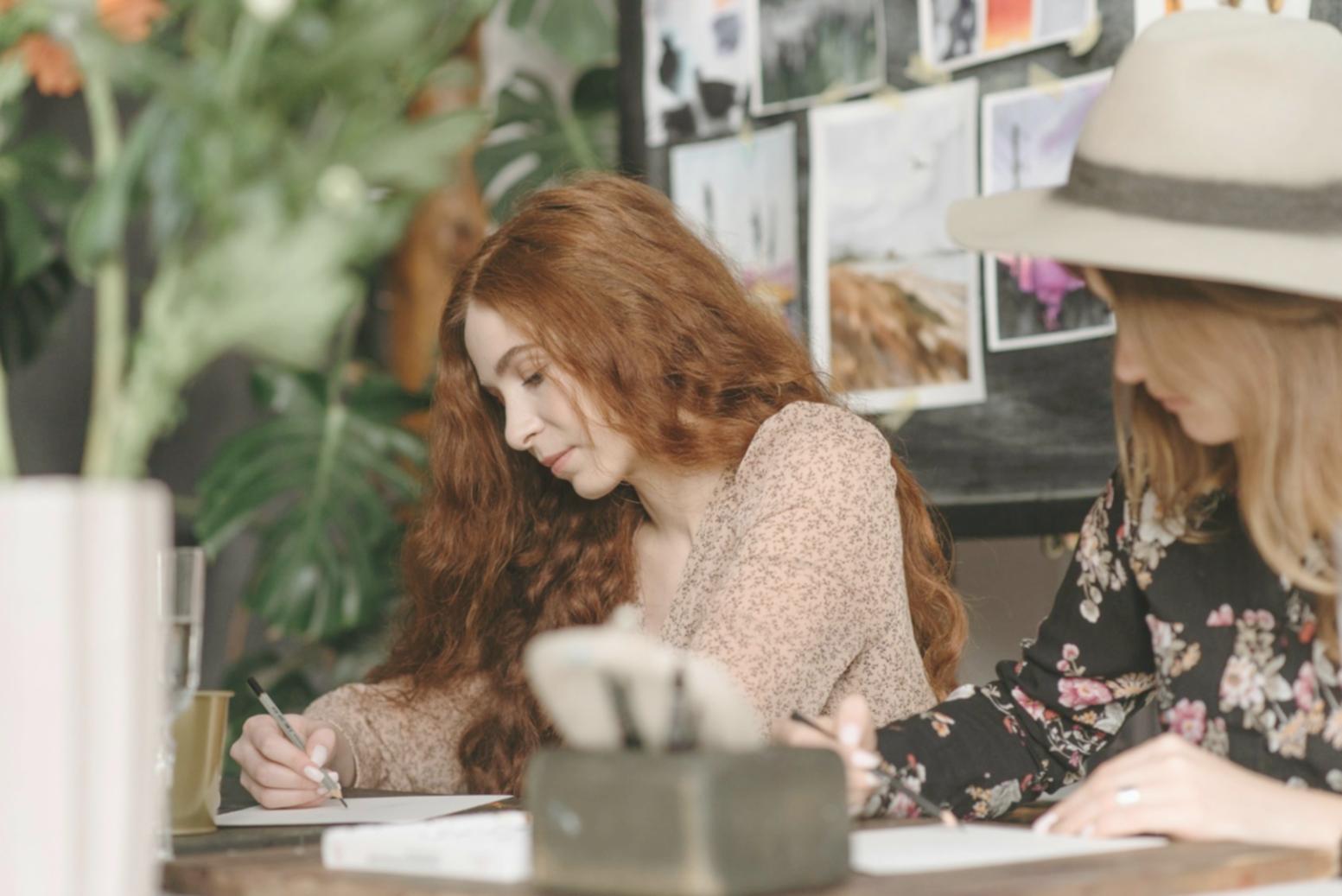 Estudiante trabajando en su ilustración